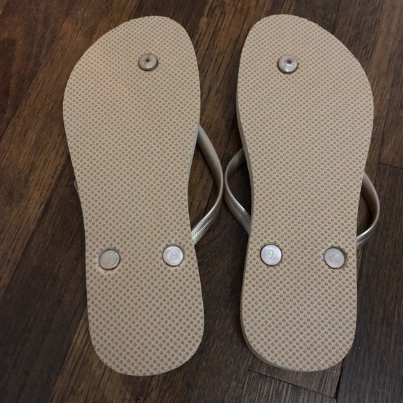 Old navy gold flip flops, size 9 - Picture 2 of 3